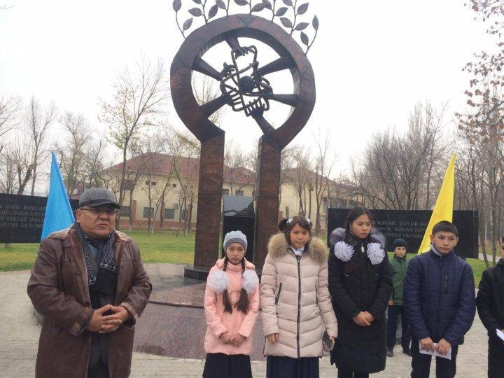 Мектеп мұғалімі М.А.Салыбеков оқушыларымызға "Чернобыль апаты" туралы мәлімет беруде