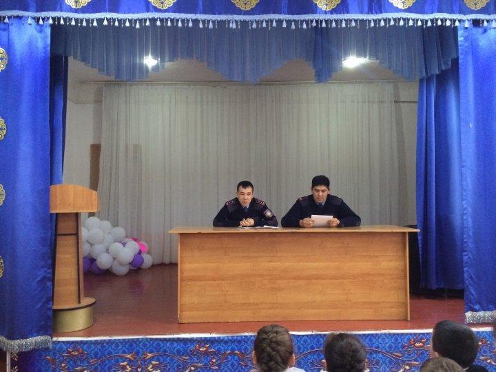 "Жолда жүру ережесі" түсіндіру жұмысы. Жол патрульдік полиция батальонының взвод командирі пол. капитаны А.Мусабеков