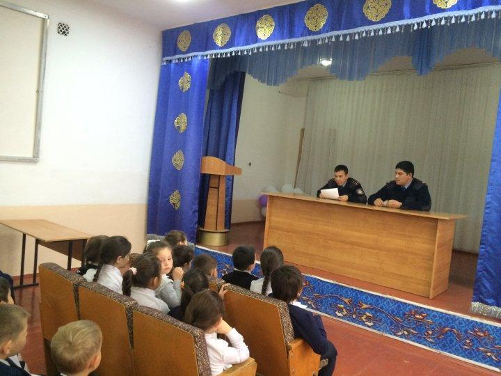 "Жолда жүру ережесі" түсіндіру жұмысы. Жол патрульдік полиция батальонының взвод командирі пол. капитаны А.Мусабеков