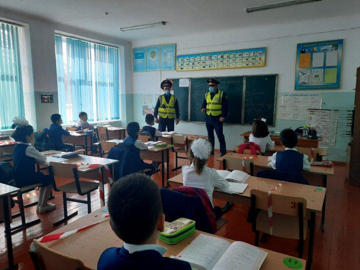 Жолда жүру ережесін мектеп оқушыларына түсіндіру сәті