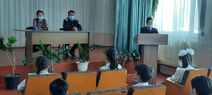 Аға прокурор Нурымбетов Н.К., Стамилдаева Г.Е., капитан Асилова Н.А., және №9 орта мектептің мобильді тобының мүшелері оқушылармен кездесу өткізді.