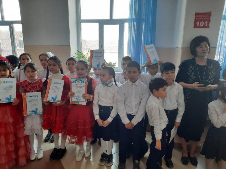Алғыс күні №9  орта мектебінде "Алғысым шексіз сіздерге" атты бастауыш сыныптар арасында жиын өтті. Жиында мектепішілік іс-шараларға белсенді атсалысып жүрген оқушылар мадақтама, алғыс хаттармен марапатталды.