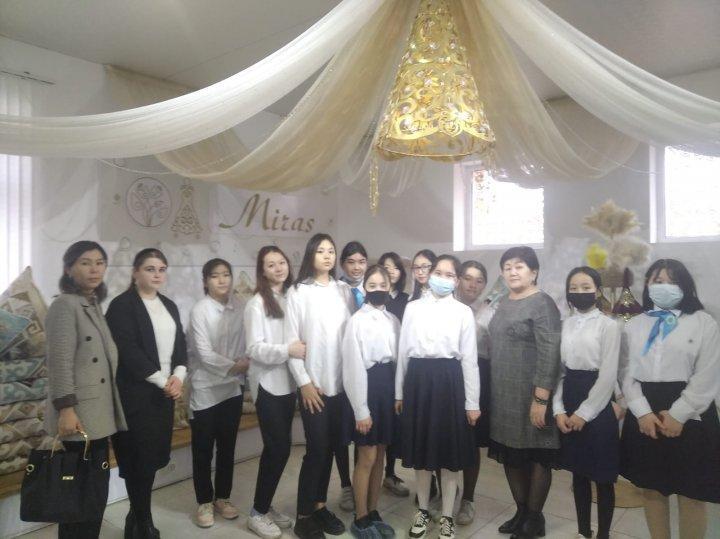16.03.2022жылы  рухани-танымдық, эстетикалық тәрбие беру  мақсатында  "Анаға тағзым" орталығына "Қыз жібек" үйірмесінің қатысушылары, Мектеп Парламентінің қыздары, мектептегі қыздар клубы мүшелері  барды.