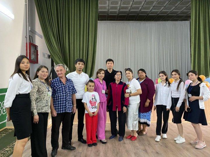 20.05.2022 жылы "Қайырымды жандар" еріктілерімен бірлесе отырып мектебіміздегі "Қоғамға қызмет" үйірмесінің жетекшісі мен мүшелері Тараз қаласының нөмірі бірінші қарттар үйіне қайырымдылық концертін ұйымдастырды.