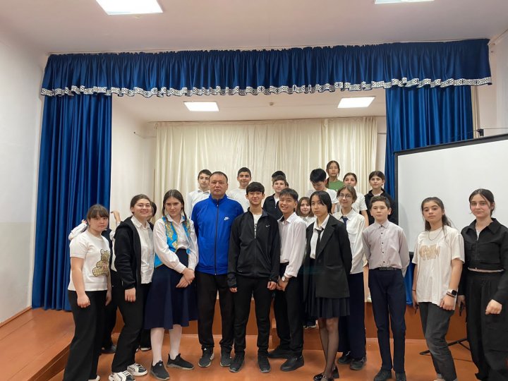 «Жақсылық жаса» еріктілер топтары мүшелері және оқушылармен ММА самбо спортының шебері Баймуратов Нұрқанат спортшымен кездесу өткізілді.